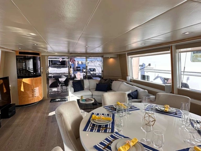 Charter a Lazzara AFFORDED LEISURE in City of West Palm Beach on Samboat