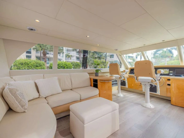 Hire Luxury Yacht Lazzara with a boat licence