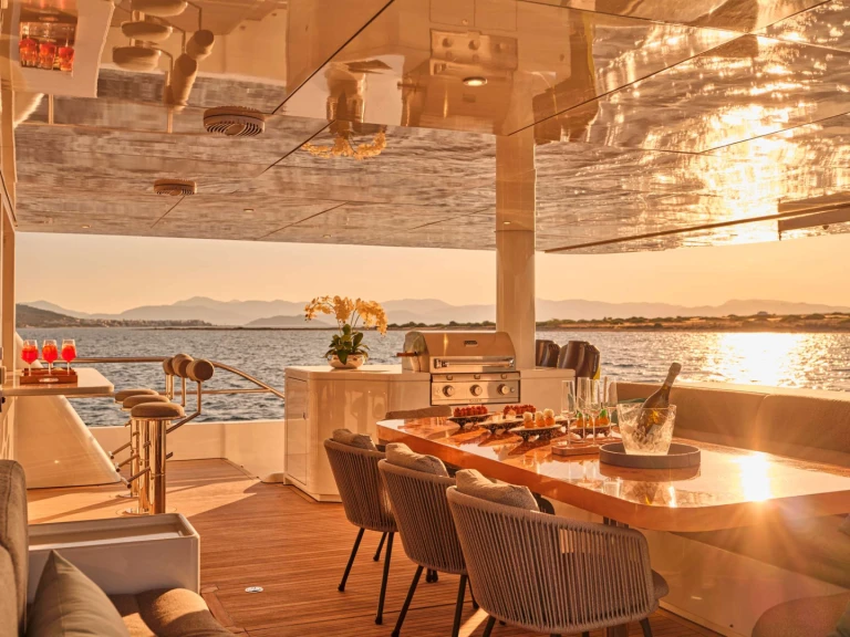Luxury Yacht to hire Piraeus at the best price