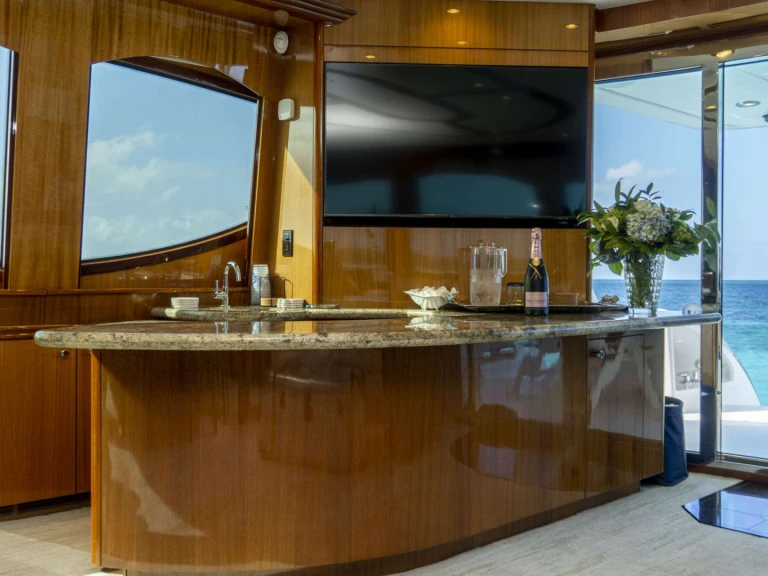 Hire Luxury Yacht Hatteras with a boat licence