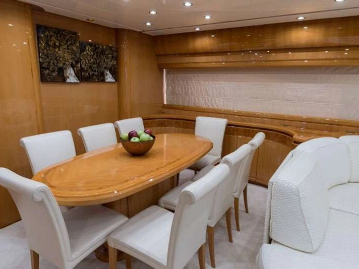 Hire Luxury Yacht Posillipo with a boat licence
