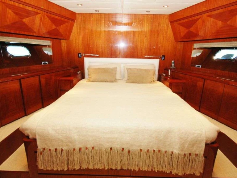 Hire Luxury Yacht Leopard (Arno) with a boat licence