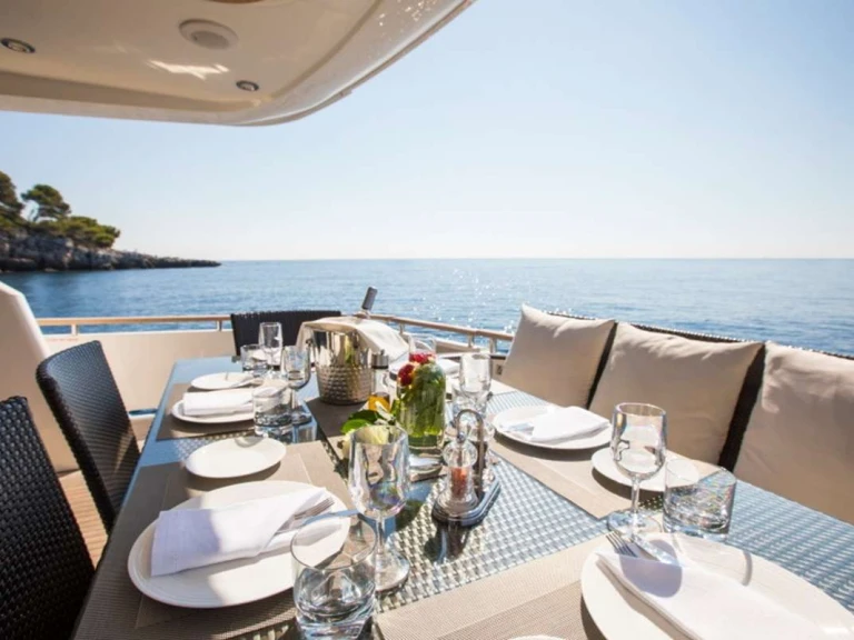 Luxury Yacht hire in Antibes - Fairline-Squadron D5