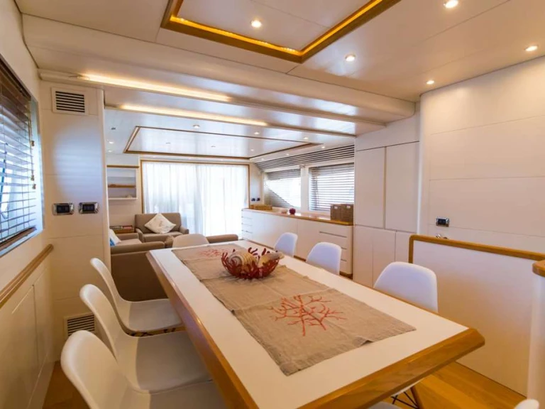 Hire Luxury Yacht Alalunga with a boat licence