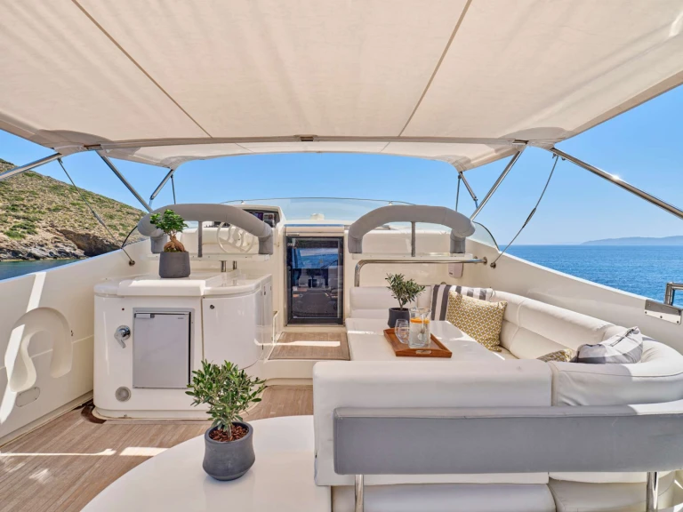 Charter a Ferretti APEΙRON BLUE in Lávrio on Samboat