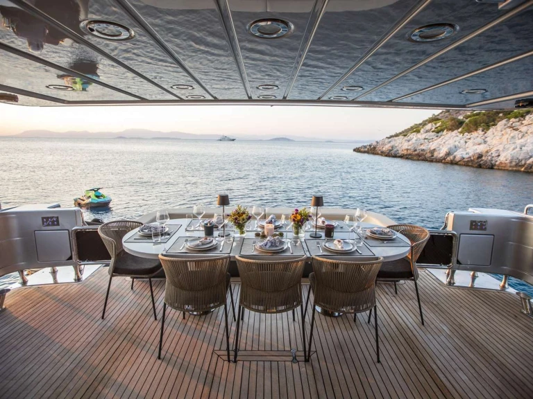 Hire Luxury Yacht Posillipo with a boat licence