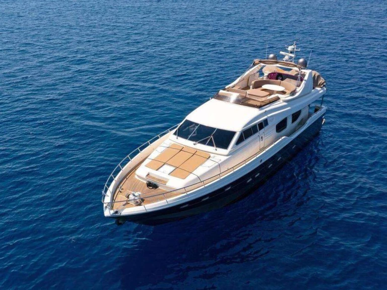 Hire Luxury Yacht Posillipo with a boat licence