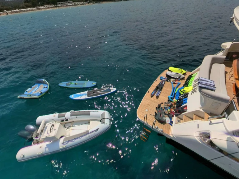 Hire Luxury Yacht Posillipo with a boat licence