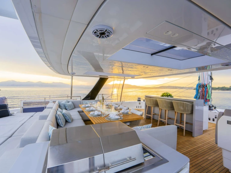 Charter a Sunreef Halcyon in Naples on Samboat