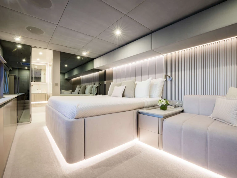 Hire Luxury Yacht with or without skipper Sunreef Naples