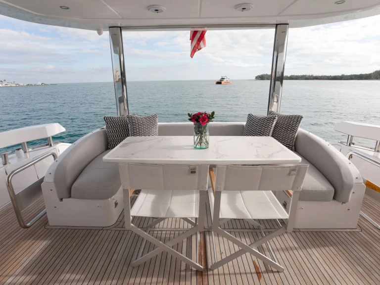 Hire Luxury Yacht Azimut with a boat licence