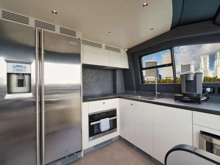 Luxury Yacht to hire Aventura at the best price