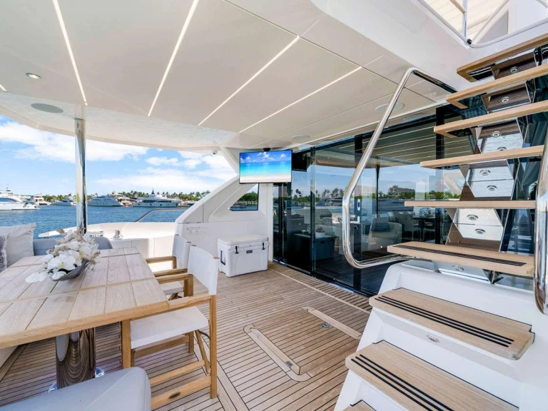 Hire Luxury Yacht Sunseeker with a boat licence