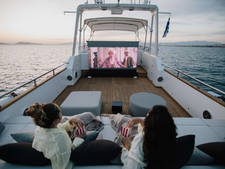 Hire Luxury Yacht Versilcraft with a boat licence