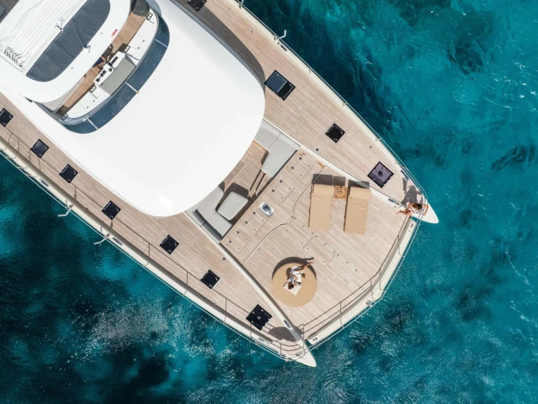 Hire Luxury Yacht Lagoon with a boat licence
