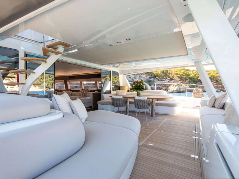 Hire Luxury Yacht Lagoon with a boat licence