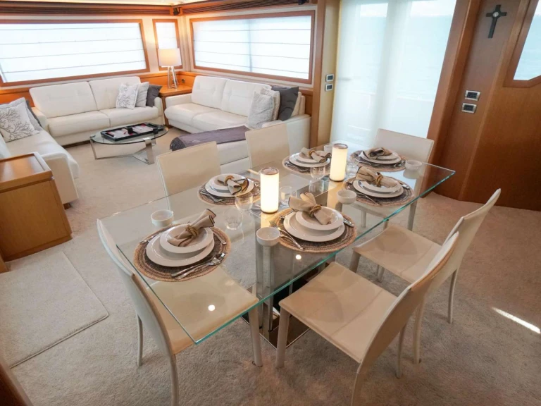 Luxury Yacht hire in Bahamas - Mochi NOMADA