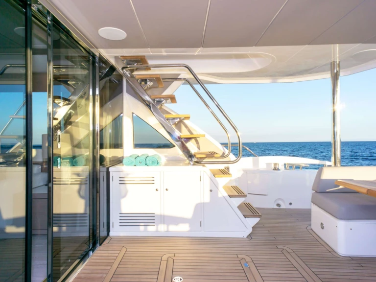 Hire Luxury Yacht Sunseeker with a boat licence