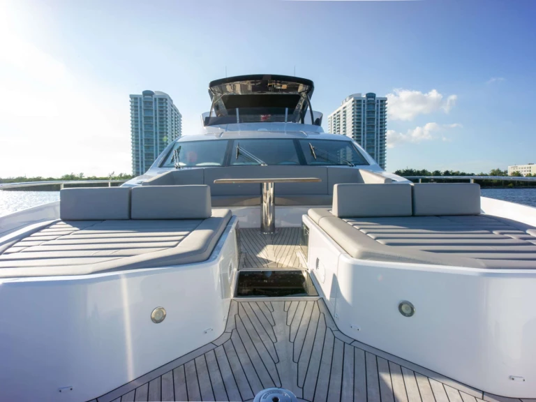 Luxury Yacht to hire Miami at the best price