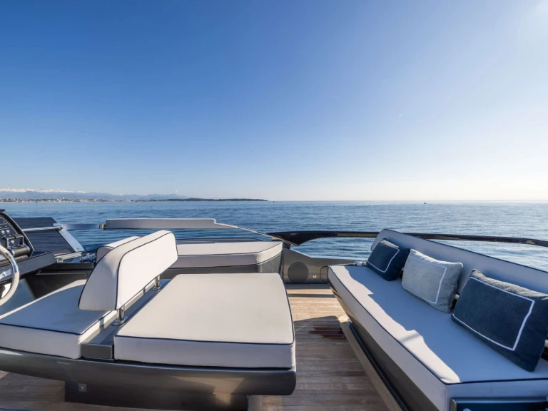 Hire Luxury Yacht Riva with a boat licence