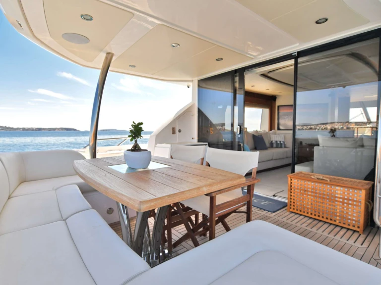 Hire Luxury Yacht Sunseeker with a boat licence