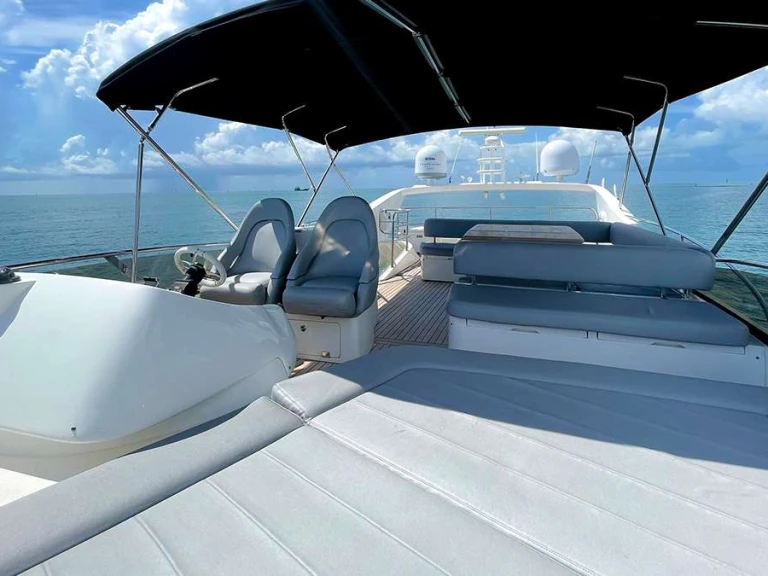 Luxury Yacht hire in Bahamas - Sunseeker TWINS