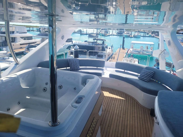Luxury Yacht to hire Turks and Caicos Islands at the best price