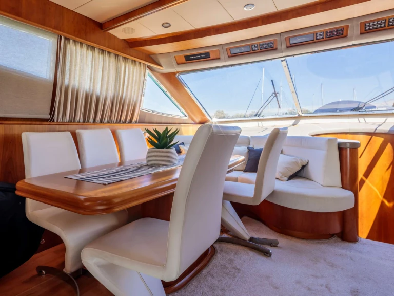 Hire Luxury Yacht Canados with a boat licence