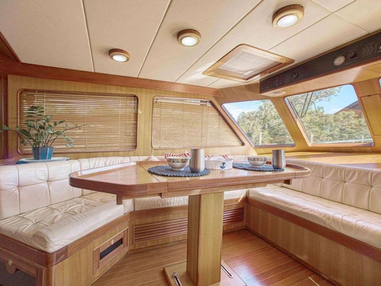 Luxury Yacht hire in Newport - Marlow What's Next