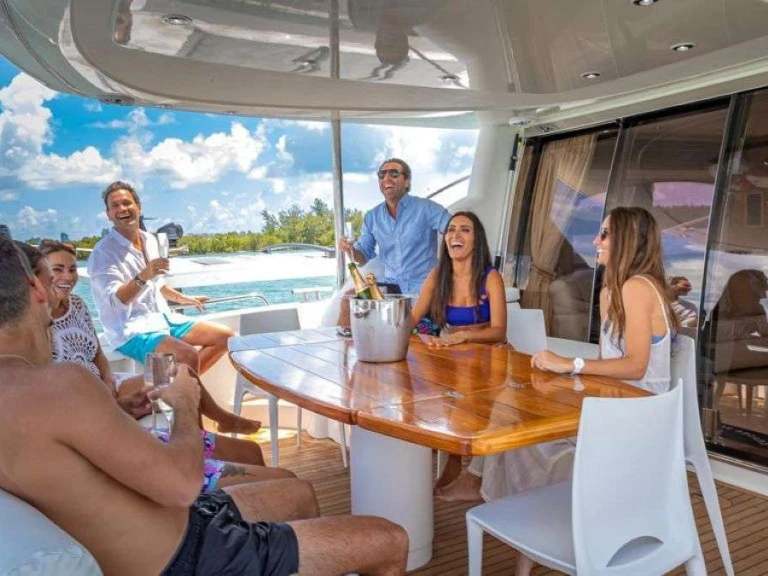 Luxury Yacht hire in Miami - Sunseeker GIULI