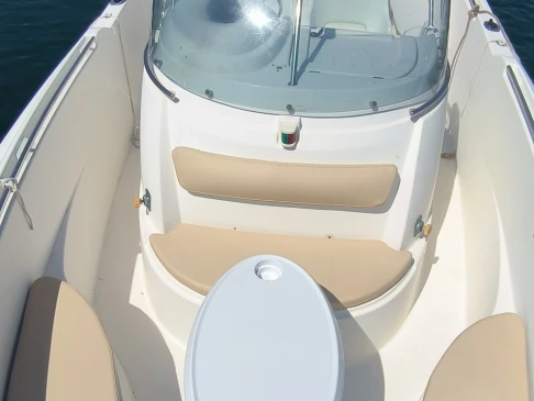 Hire Motorboat Jeanneau with a boat licence