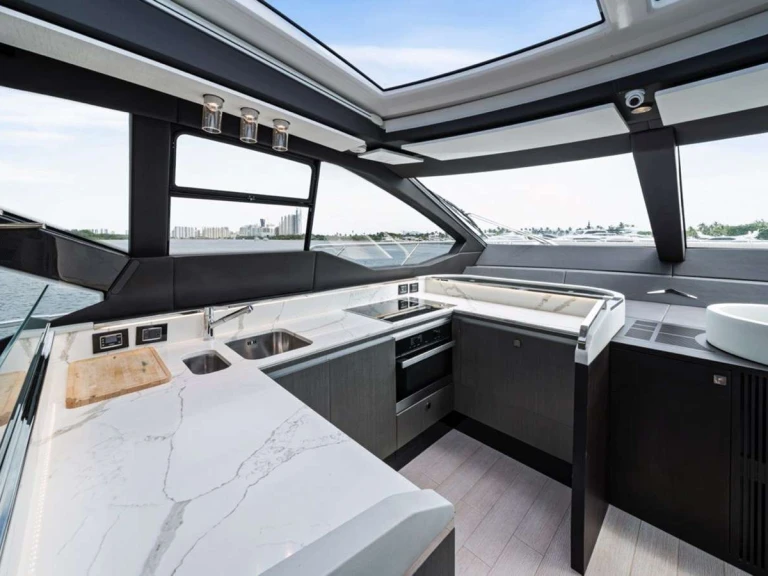 Hire Luxury Yacht Azimut with a boat licence
