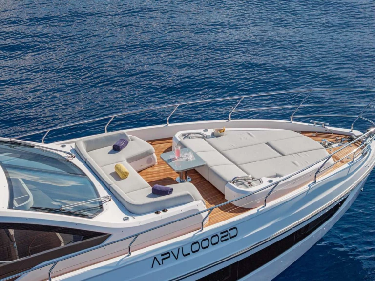 Hire Luxury Yacht Azimut with a boat licence