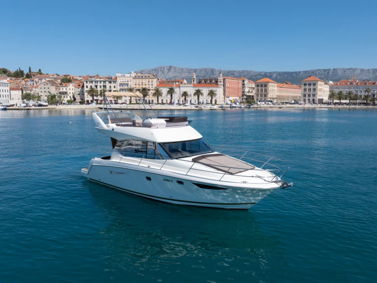 Hire a Jeanneau Prestige 400 Fly Stobreč