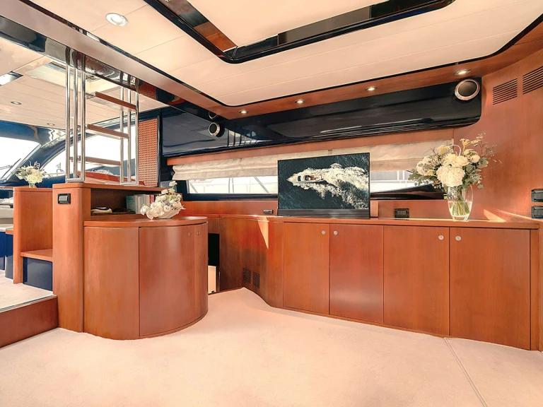 Hire Luxury Yacht Riva with a boat licence
