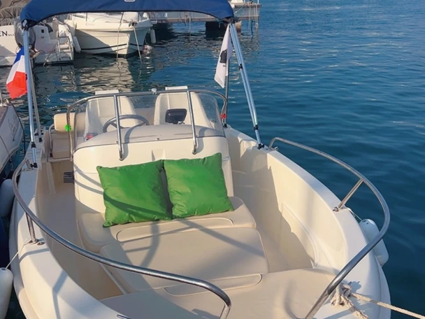 Hire Motorboat Jeanneau with a boat licence
