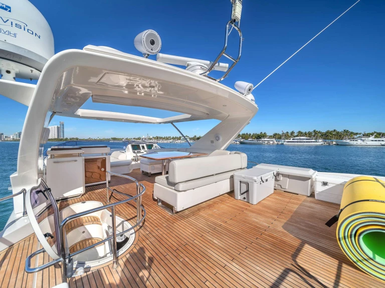 Hire Luxury Yacht with or without skipper Azimut Sunny Isles Beach (City)