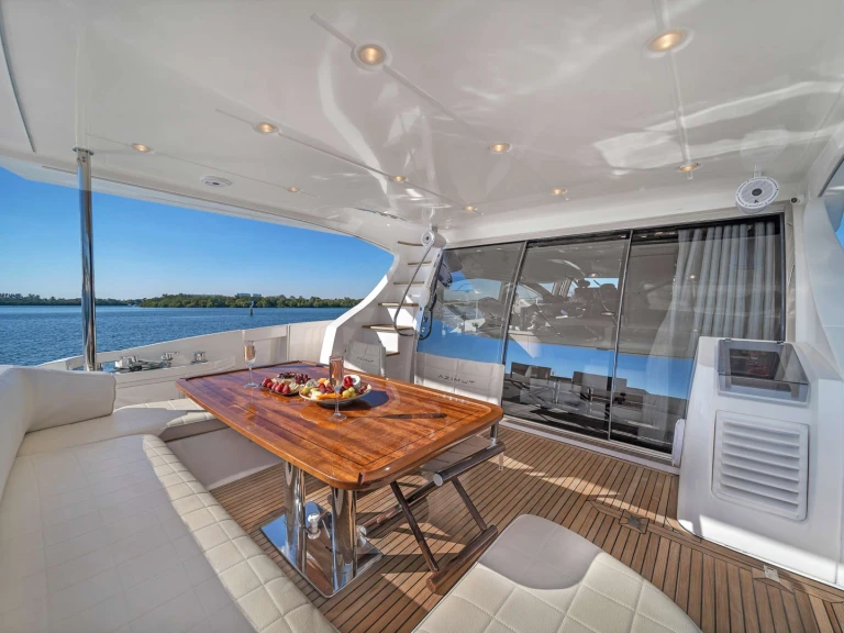 Hire Luxury Yacht Azimut with a boat licence