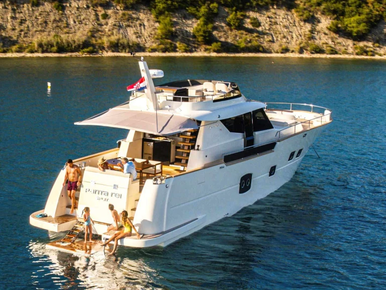 Hire Luxury Yacht  with a boat licence