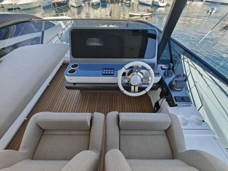 Luxury Yacht hire in Naples - Azimut ARAGREV 4