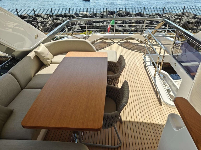 Charter a Azimut ARAGREV 4 in Naples on Samboat