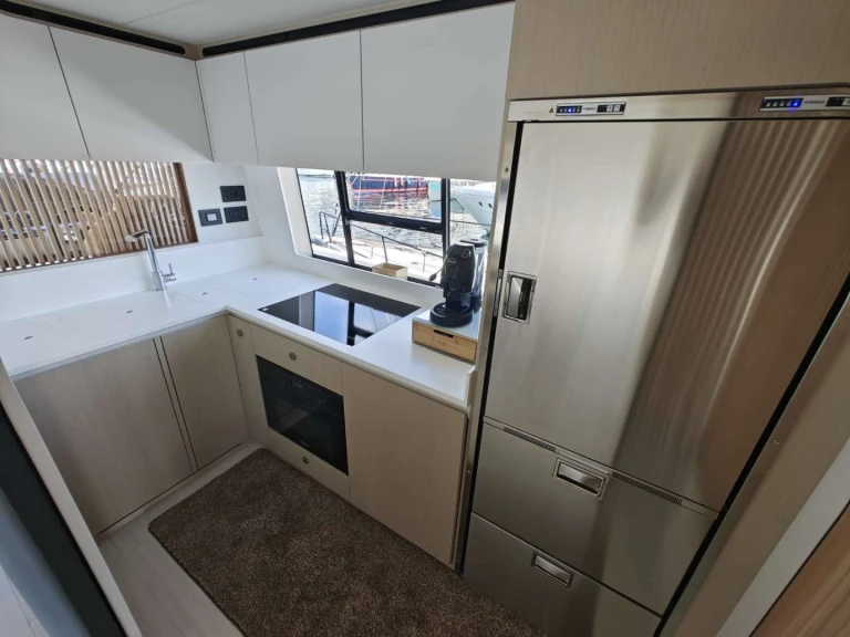Hire Luxury Yacht with or without skipper Azimut Naples