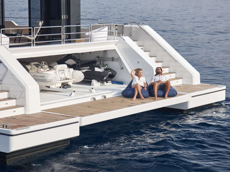 Hire Luxury Yacht Sunreef with a boat licence