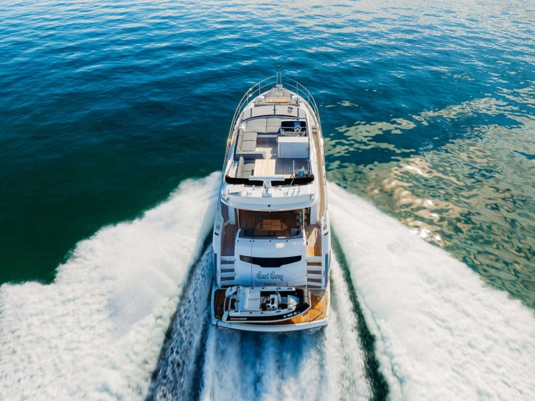 Luxury Yacht to hire Chicago at the best price