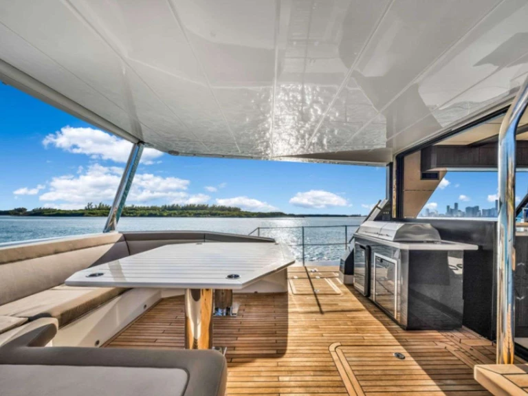 Hire Luxury Yacht with or without skipper Galeon Miami Beach