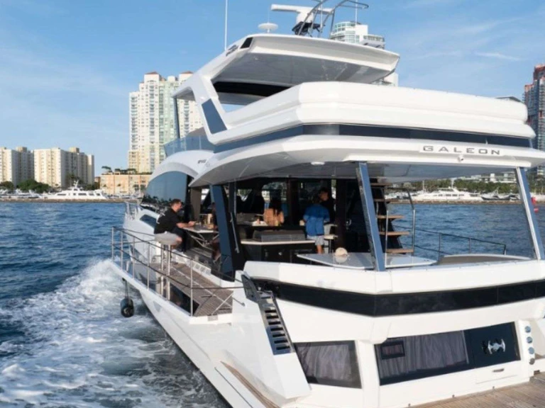 Hire Luxury Yacht Galeon with a boat licence