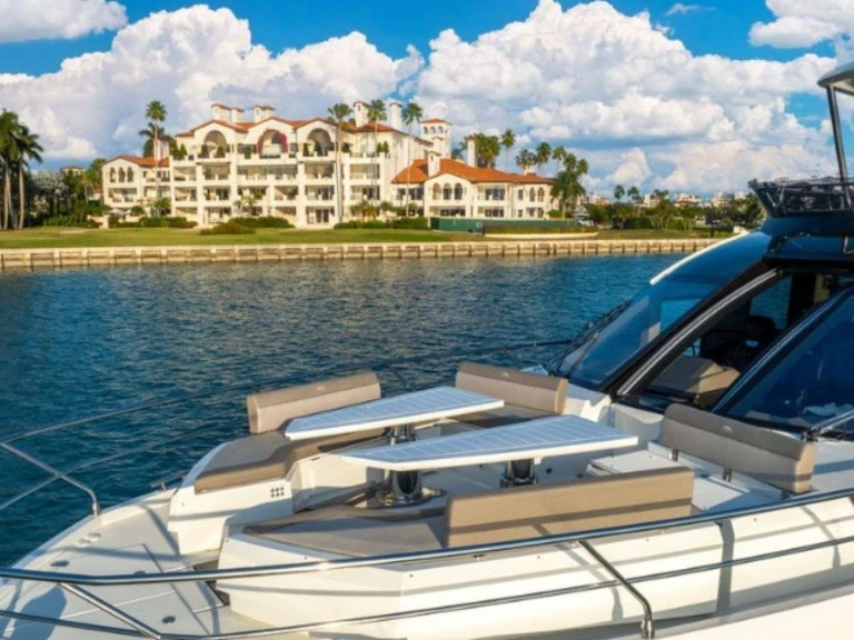 Luxury Yacht to hire Miami Beach at the best price