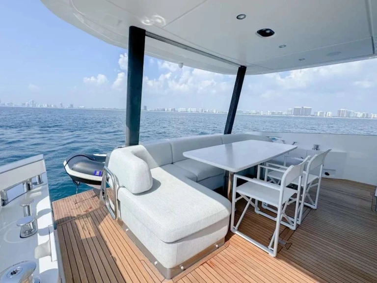 Hire Luxury Yacht Azimut with a boat licence