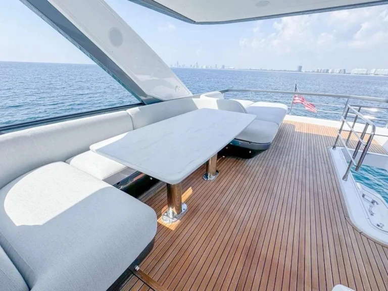 Luxury Yacht to hire Miami at the best price