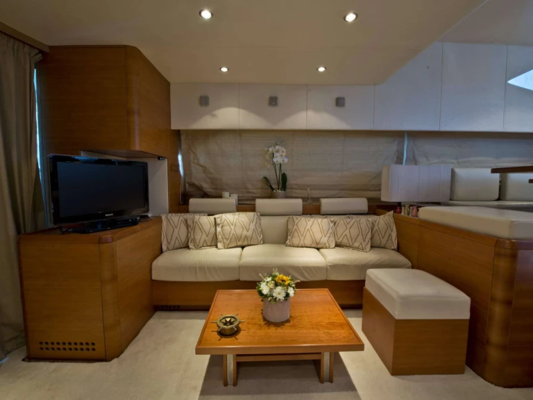 Hire Luxury Yacht Aicon with a boat licence